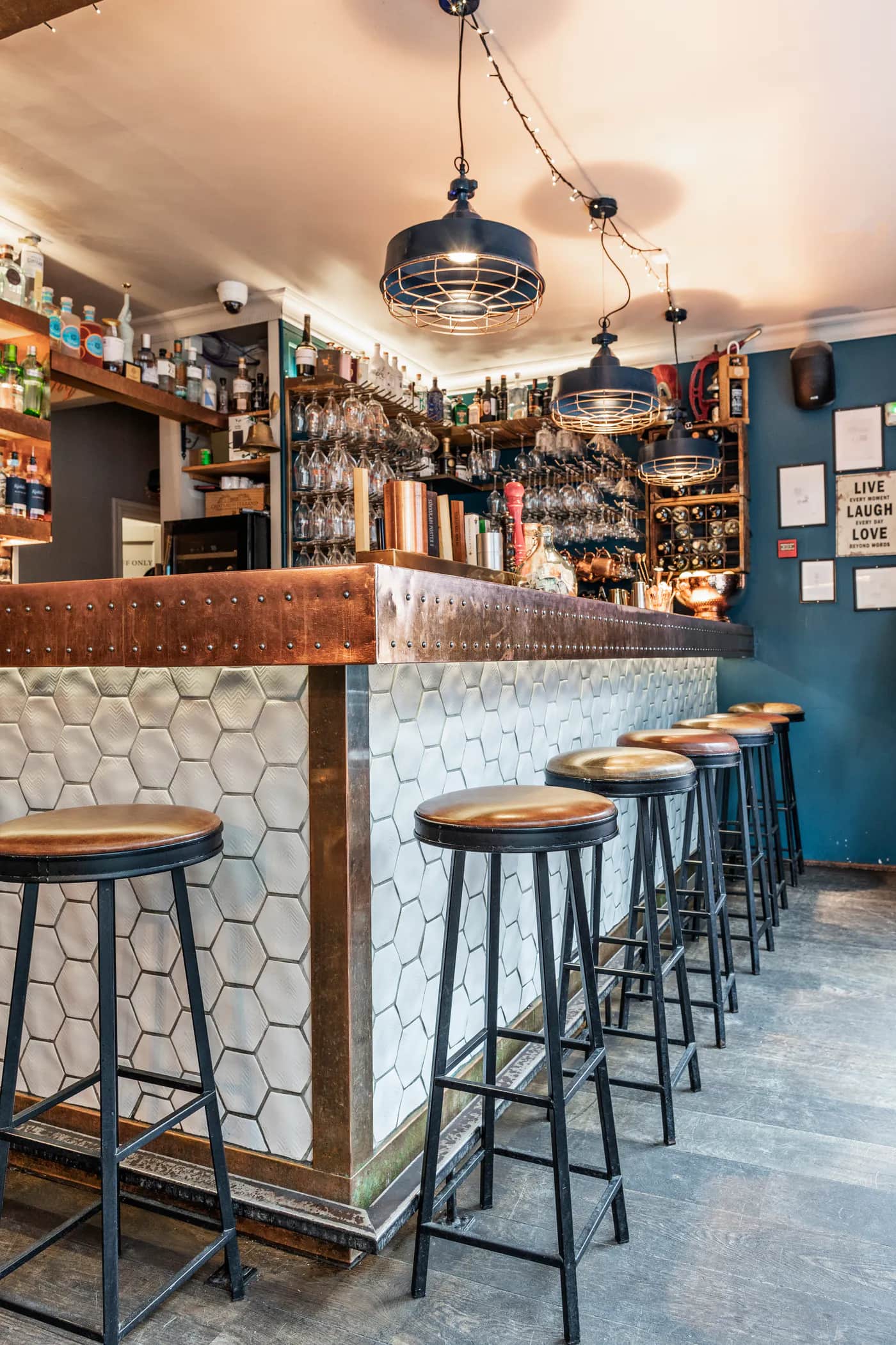 Barinn og flöskuhillurnar á Kalda Bar