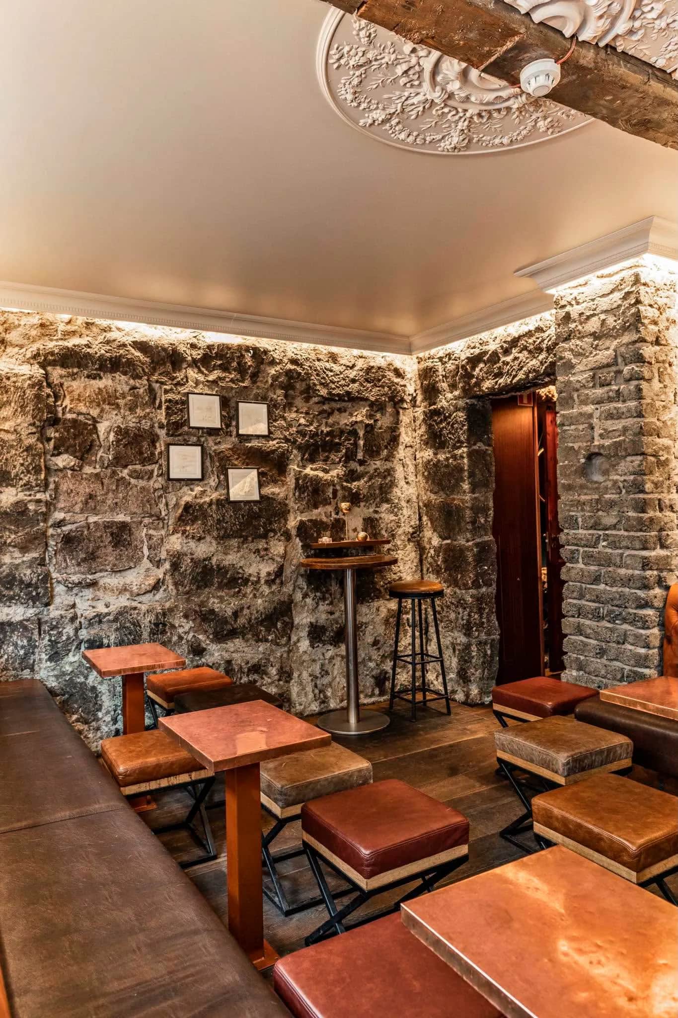 Steinveggir og setuaðstaða í kjallara Kalda Bar