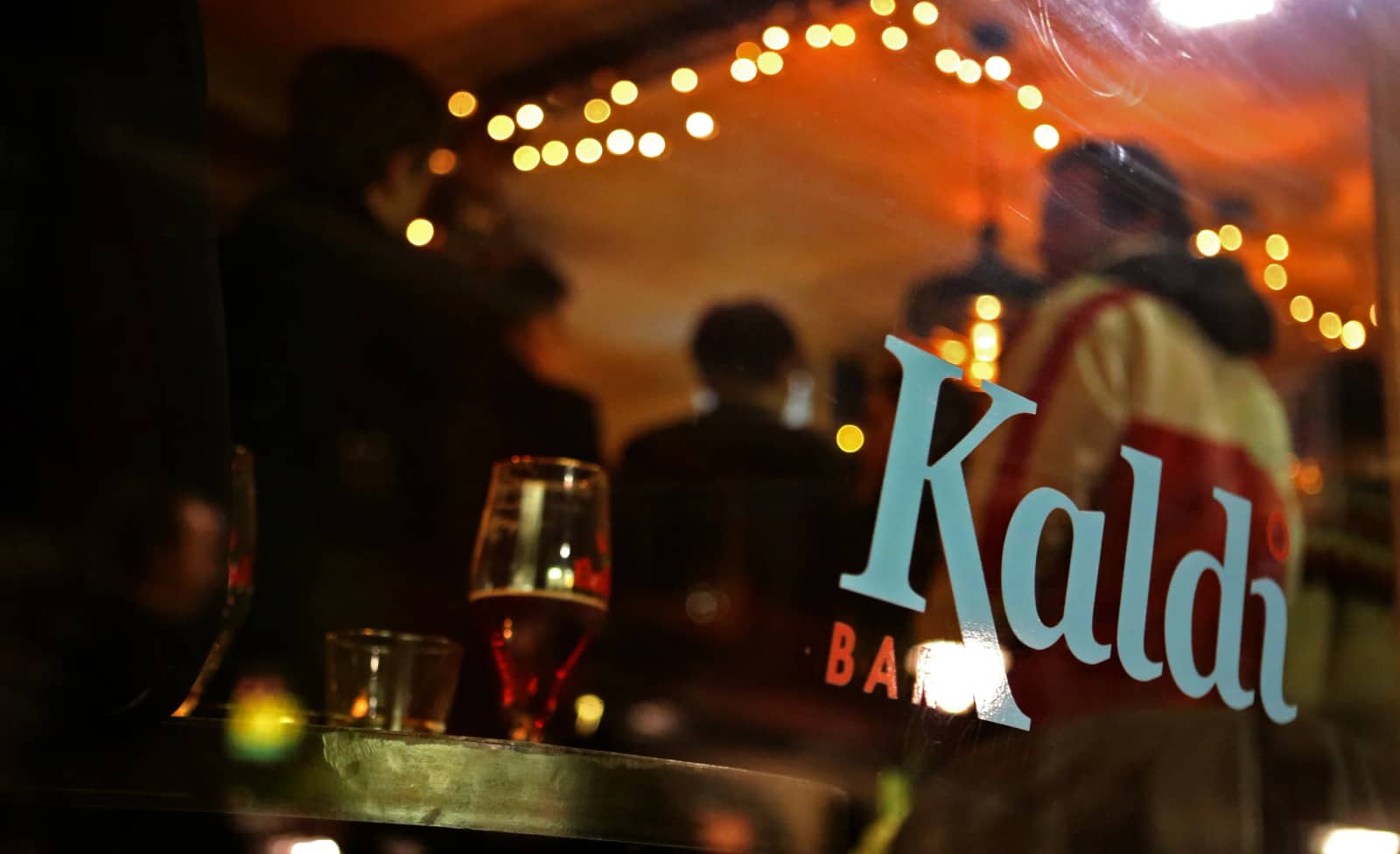Kaldi bjór við gluggann á Kalda Bar