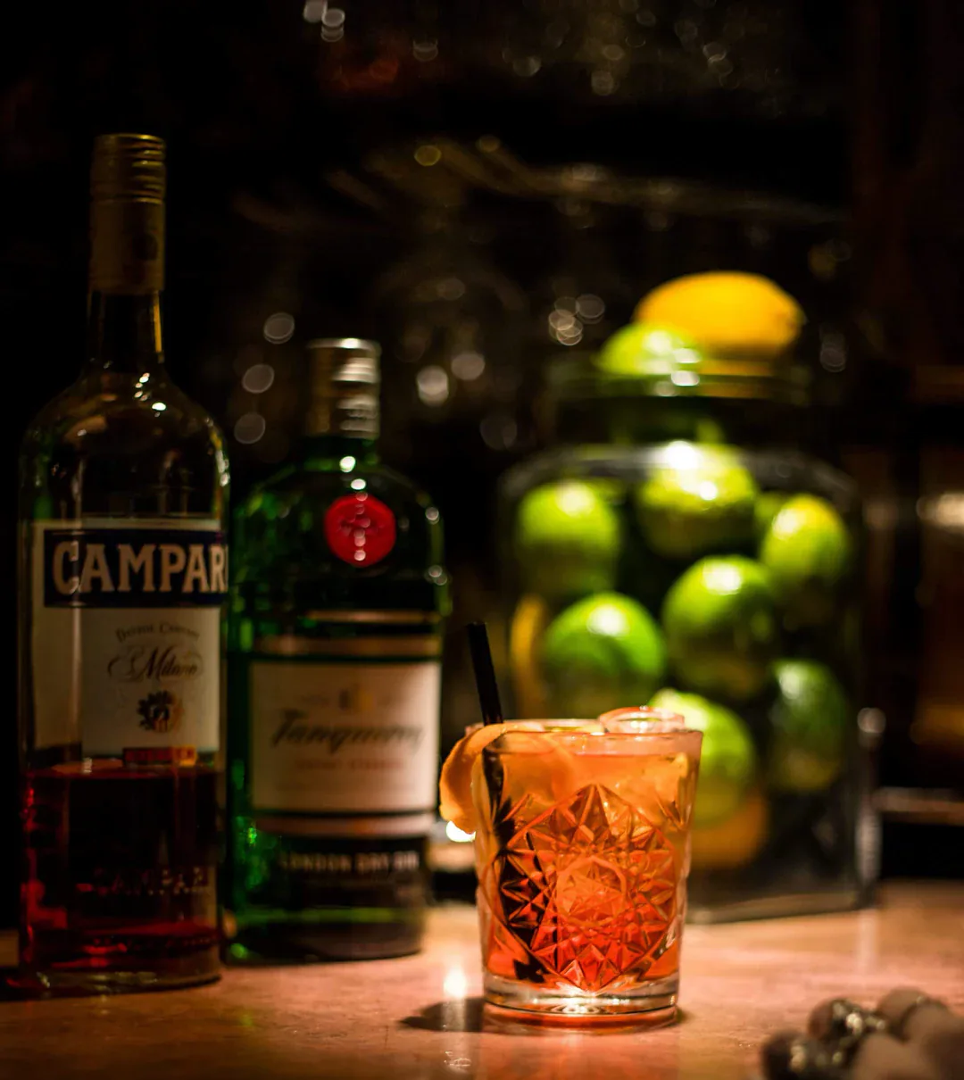 Negroni á barnum með Campari, Tanqueray og sítrus