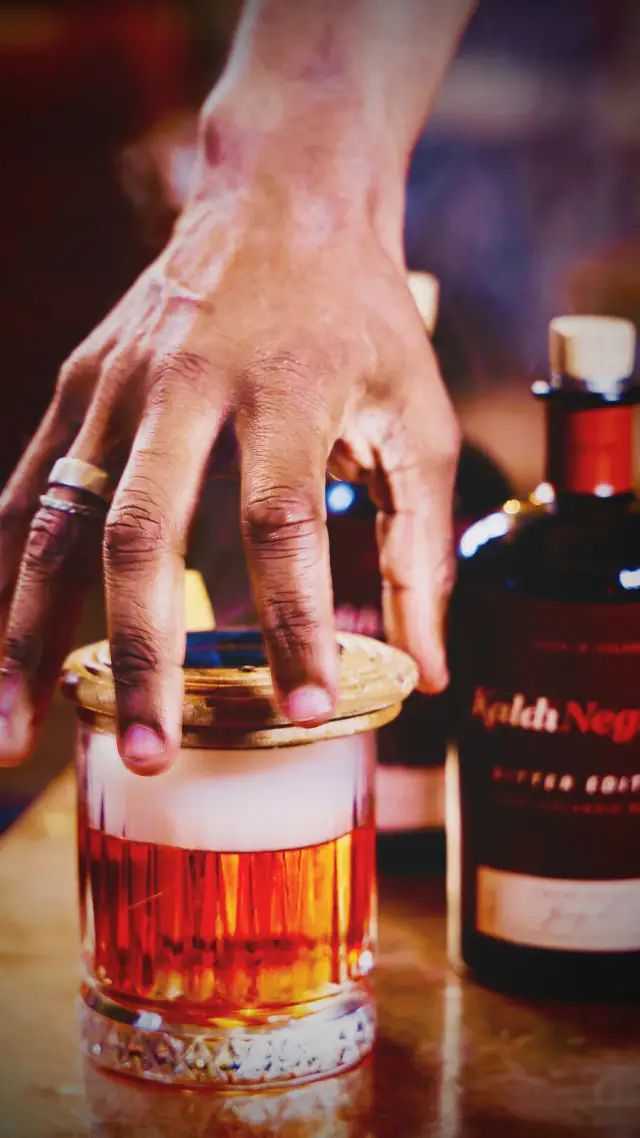Hönd leggur lok á Kaldi Negroni — Kaldi bar