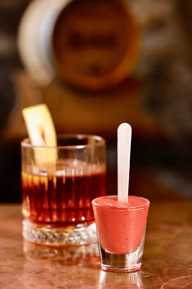 Negroni með rauðum klaka — Kaldi bar