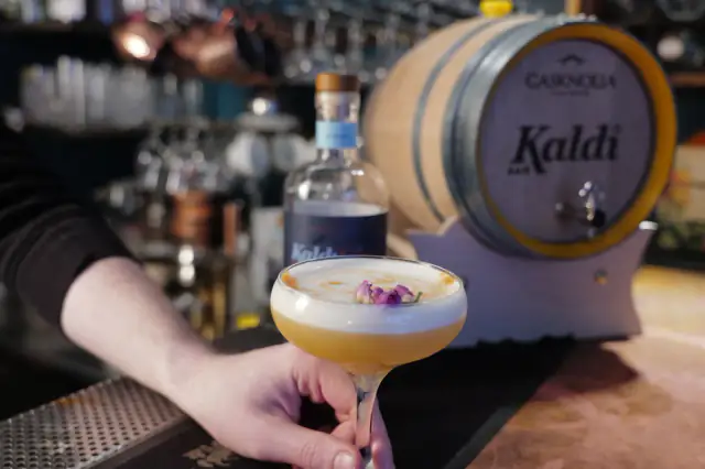 Kokteill réttur yfir barinn — Kaldi bar