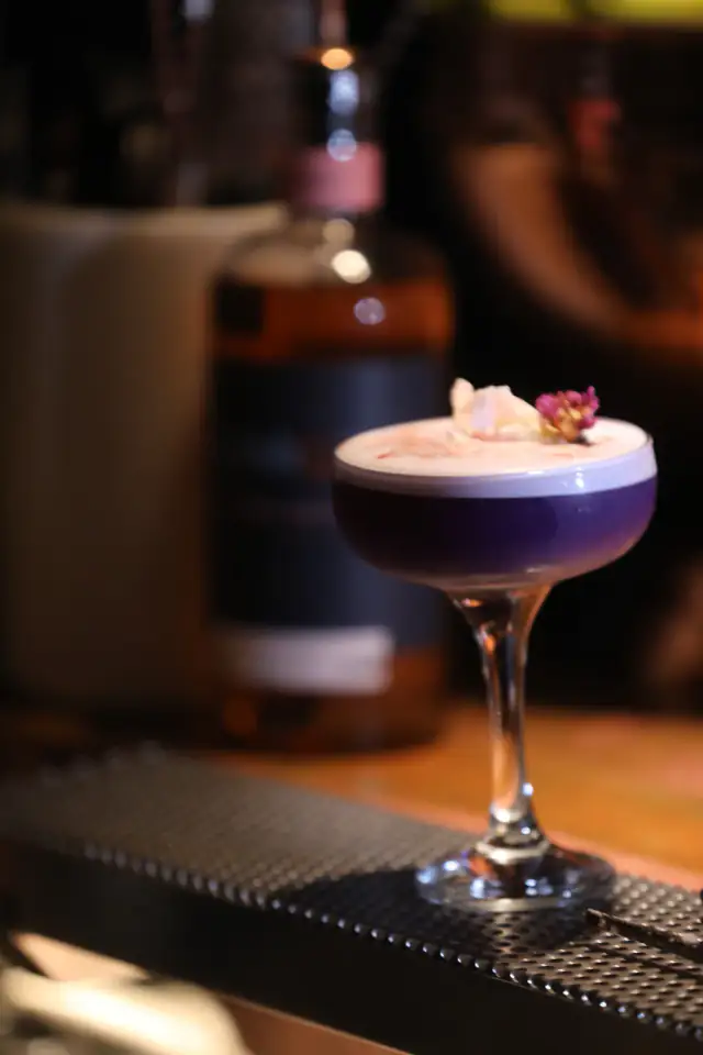 Fjólublár kokteill með rósablöðum — Kaldi bar