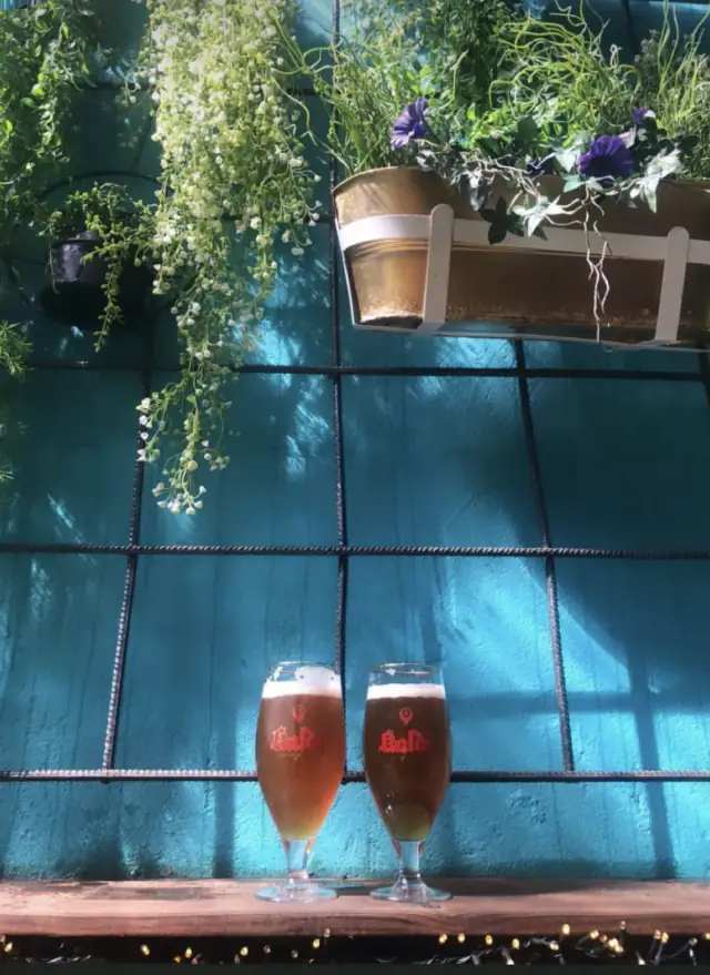 Tveir bjórar við bláan glugga — Kaldi bar
