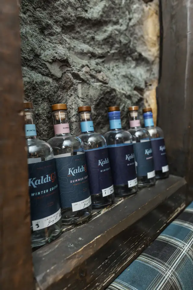 Kaldi Gin flöskurnar í hillunni — Kaldi bar