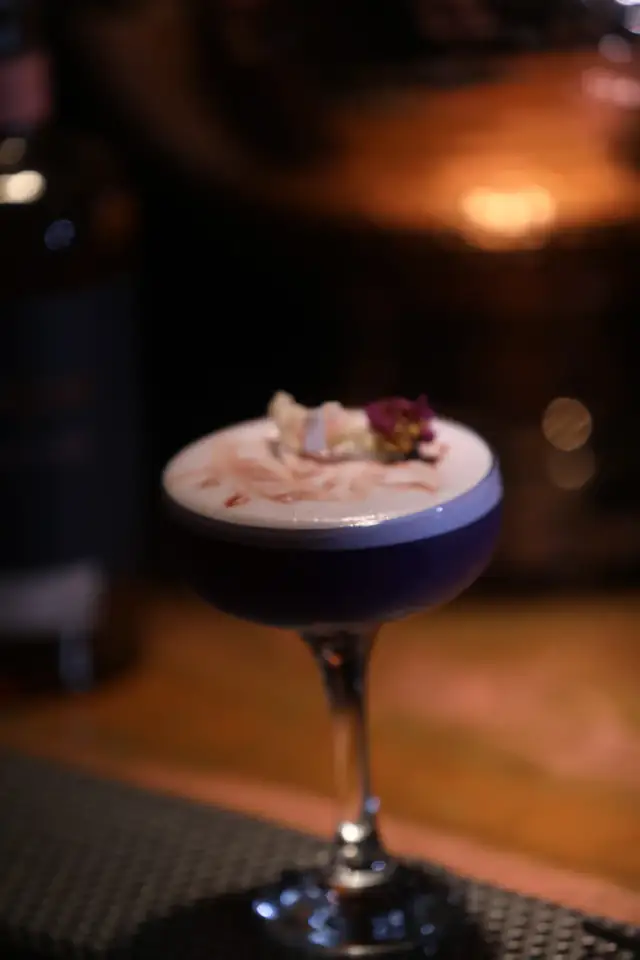 Fjólublár kokteill í myrkrinu — Kaldi bar