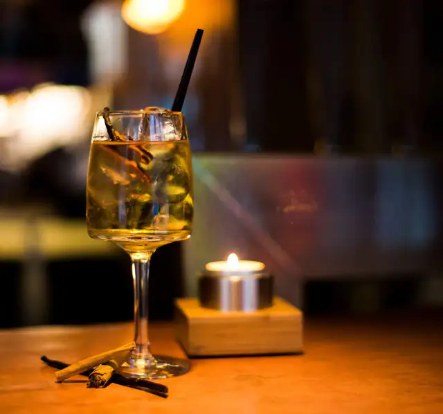 Glas við kertaljós — Kaldi bar