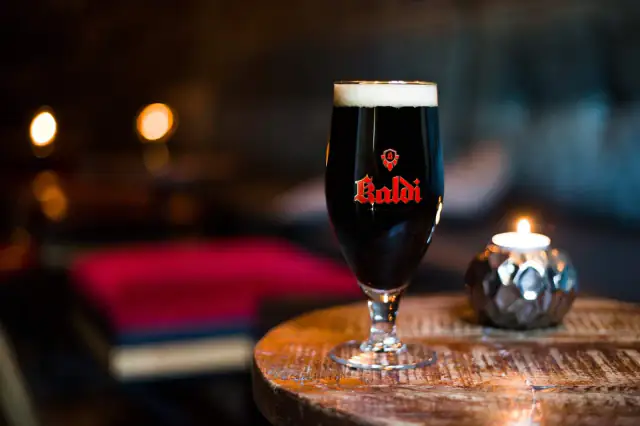 Dökkur bjór við kerti — Kaldi bar