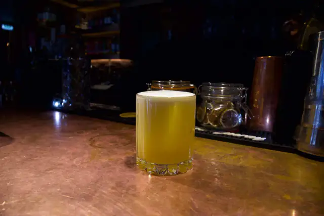 Gulur kokteill á barnum — Kaldi bar