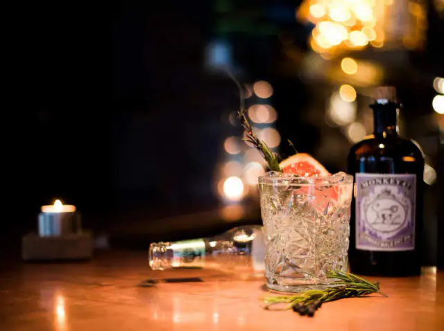 G&T stillt upp — Kaldi bar