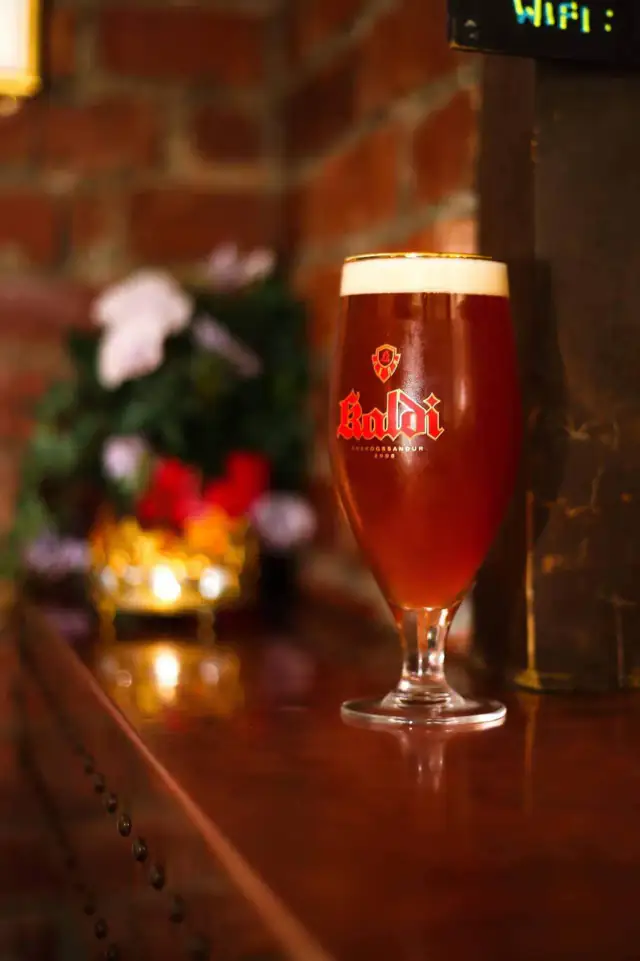 Bjór og blóm við múrsteininn — Kaldi bar