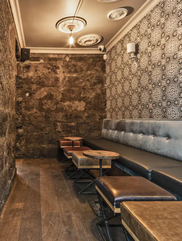 Steinveggurinn og básinn — Kaldi bar