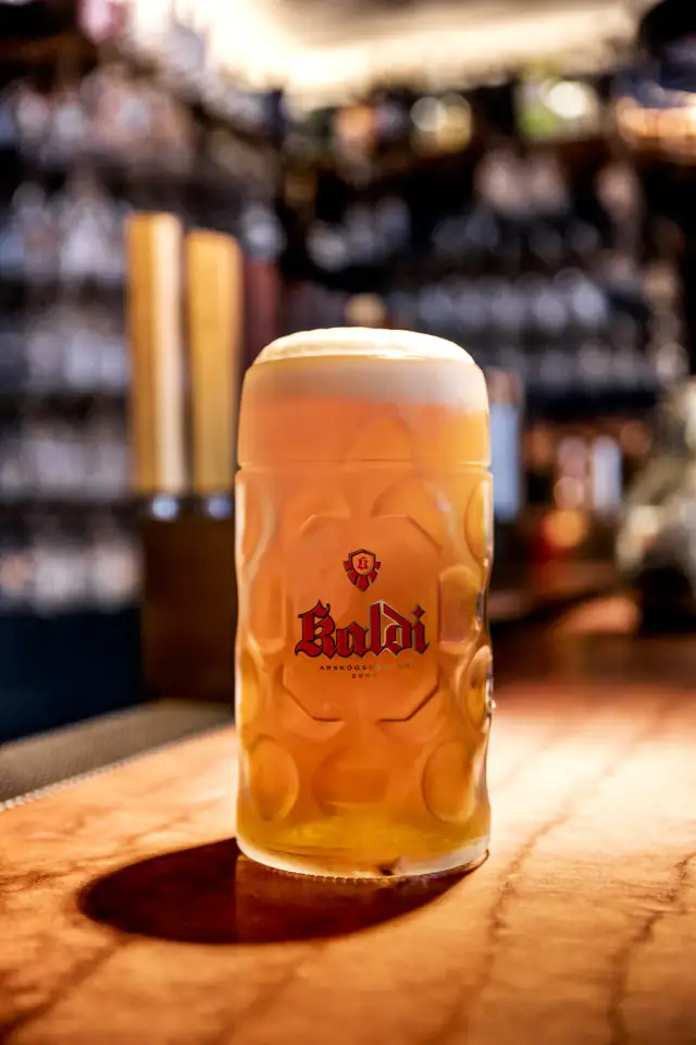 Gyllt krús í ljósinu — Kaldi bar